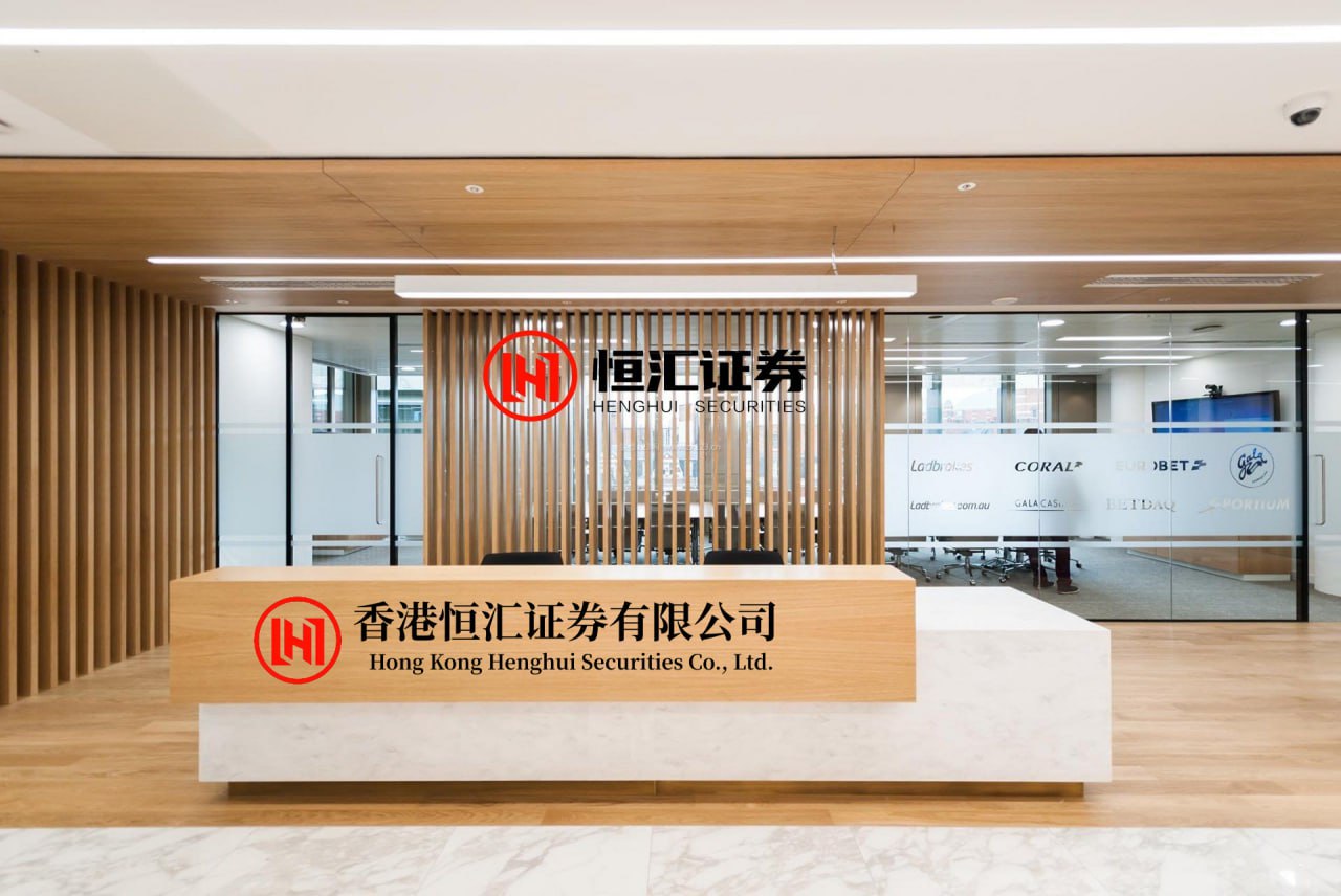 翻翻配资 浙江桐乡田野惊现东方白鹳，全球数量极少却意外现身